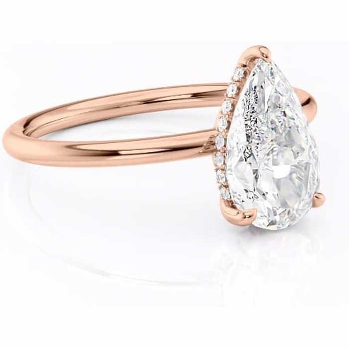 Inel de logodnă Nyla din aur Rose 18kt cu moissanite tăietură pară – Montură Kamellie joasă rafinată pentru profil jos | Personalizează și configurează gratuit online [1]