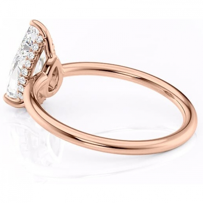 Inel de logodnă Nyla din aur Rose 18kt cu moissanite tăietură pară – Montură Kamellie joasă rafinată pentru profil jos | Personalizează și configurează gratuit online [5]