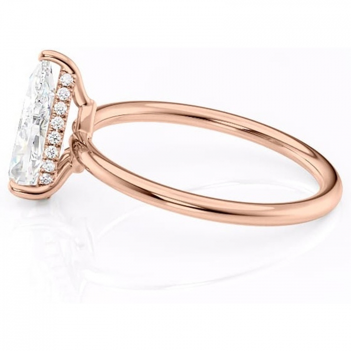 Inel de logodnă Nyla din aur Rose 18kt cu moissanite tăietură pară – Montură Kamellie joasă rafinată pentru profil jos | Personalizează și configurează gratuit online [6]