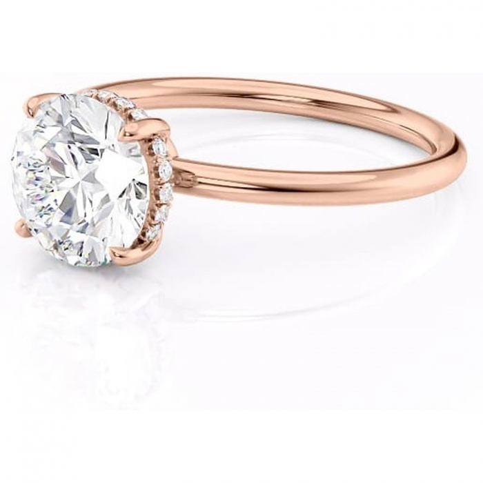 Inel de logodnă Nyla din aur Rose 14kt cu moissanite tăietură rotundă – Montură Kamellie joasă rafinată pentru profil jos | Personalizează și configurează gratuit online [7]