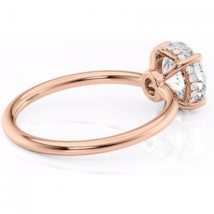 Inel de logodnă Nyla din aur Rose 14kt cu moissanite tăietură rotundă – Montură Kamellie joasă rafinată pentru profil jos | Personalizează și configurează gratuit online [3]