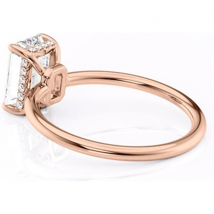 Inel de logodnă Nyla din aur Rose 14kt cu moissanite tăietură smarald – Montură Kamellie joasă rafinată pentru profil jos | Personalizează și configurează gratuit online [5]