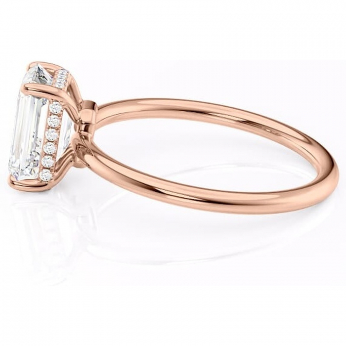 Inel de logodnă Nyla din aur Rose 14kt cu moissanite tăietură smarald – Montură Kamellie joasă rafinată pentru profil jos | Personalizează și configurează gratuit online [6]