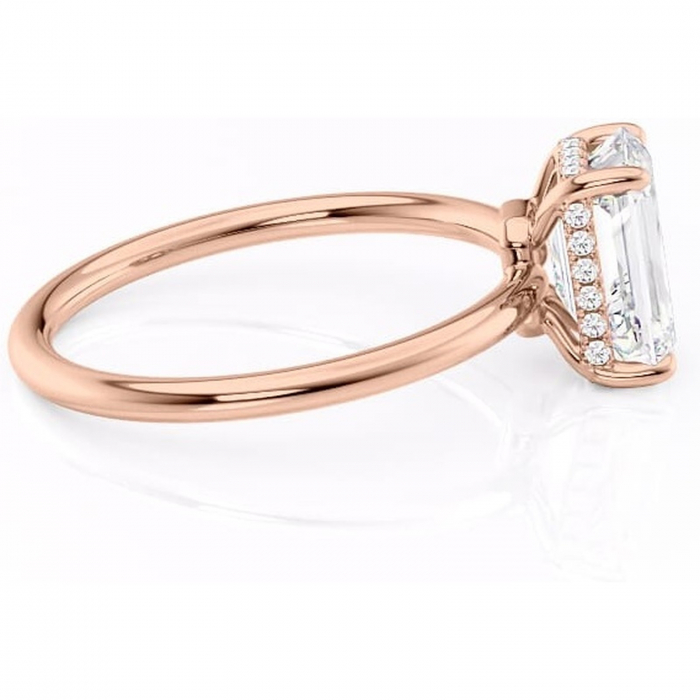 Inel de logodnă Nyla din aur Rose 14kt cu moissanite tăietură smarald – Montură Kamellie joasă rafinată pentru profil jos | Personalizează și configurează gratuit online [2]