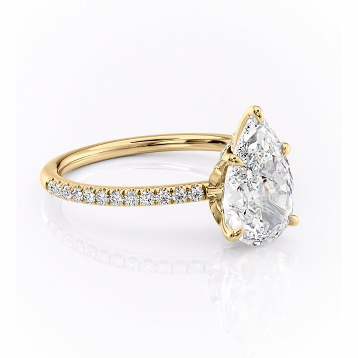 Inel de logodnă Onyxia din aur Galben 18kt cu moissanite tăietură pară – Montură pavé rafinată pentru profil înalt | Personalizează și configurează gratuit online [1]