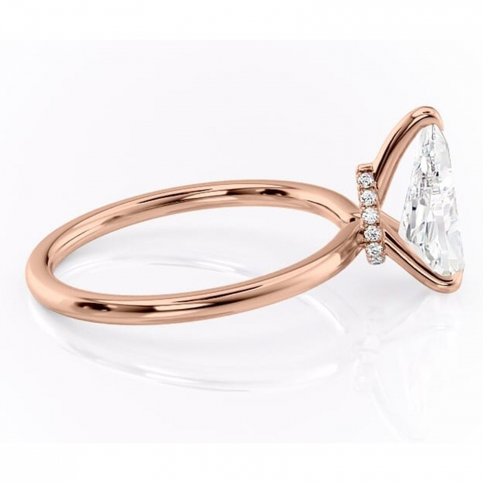 Inel de logodnă Ophelia din aur Rose 18kt cu moissanite tăietură pară – Solitar rafinată pentru profil înalt | Personalizează și configurează gratuit online [2]