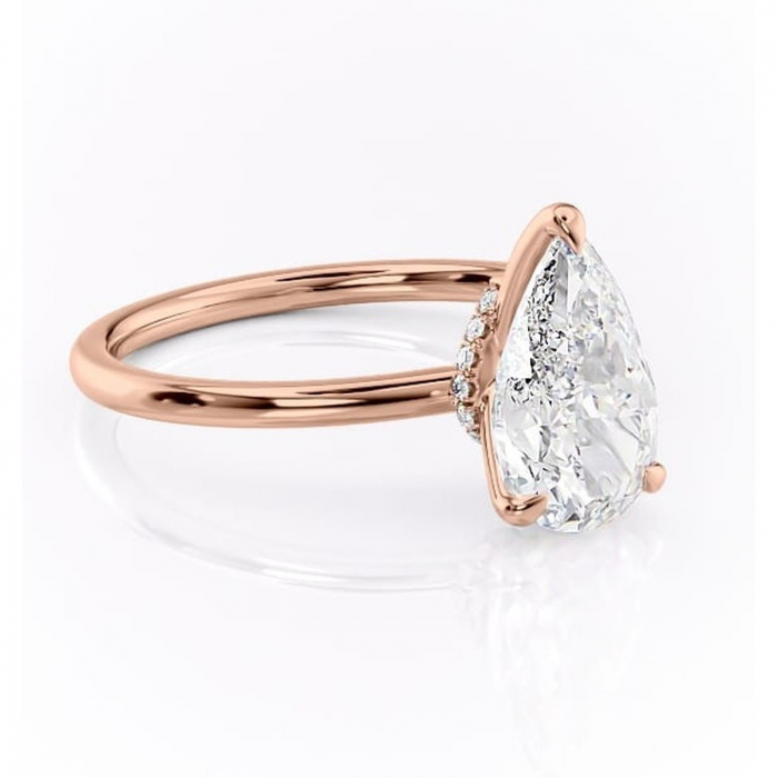 Inel de logodnă Ophelia din aur Rose 18kt cu moissanite tăietură pară – Solitar rafinată pentru profil înalt | Personalizează și configurează gratuit online [1]
