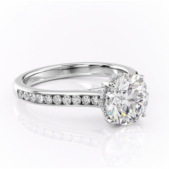 Inel de logodnă Perla din aur Alb 14kt cu moissanite tăietură rotundă – Montură cu canal rafinată pentru profil înalt | Personalizează și configurează gratuit online [1]