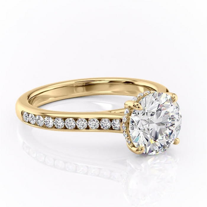 Inel de logodnă Perla din aur Galben 14kt cu moissanite tăietură rotundă – Montură cu canal rafinată pentru profil înalt | Personalizează și configurează gratuit online [1]