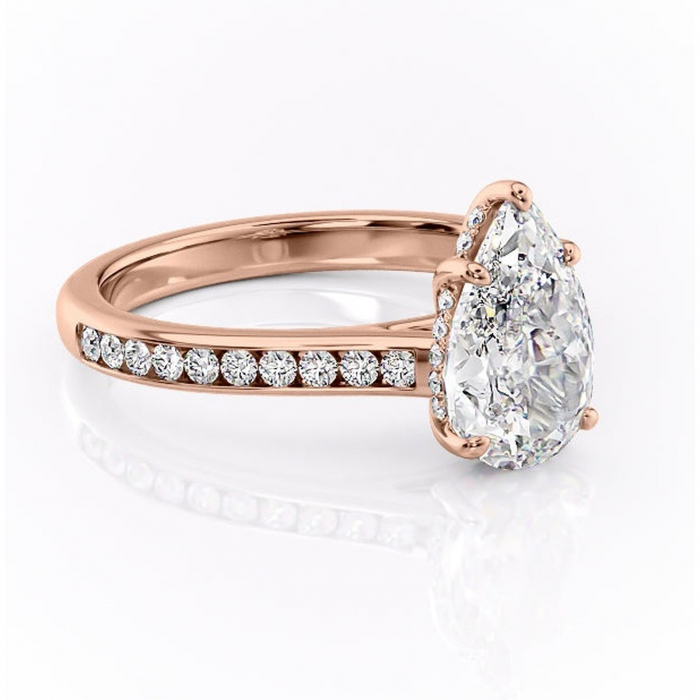 Inel de logodnă Perla din aur Rose 14kt cu moissanite tăietură pară – Montură cu canal rafinată pentru profil înalt | Personalizează și configurează gratuit online [1]