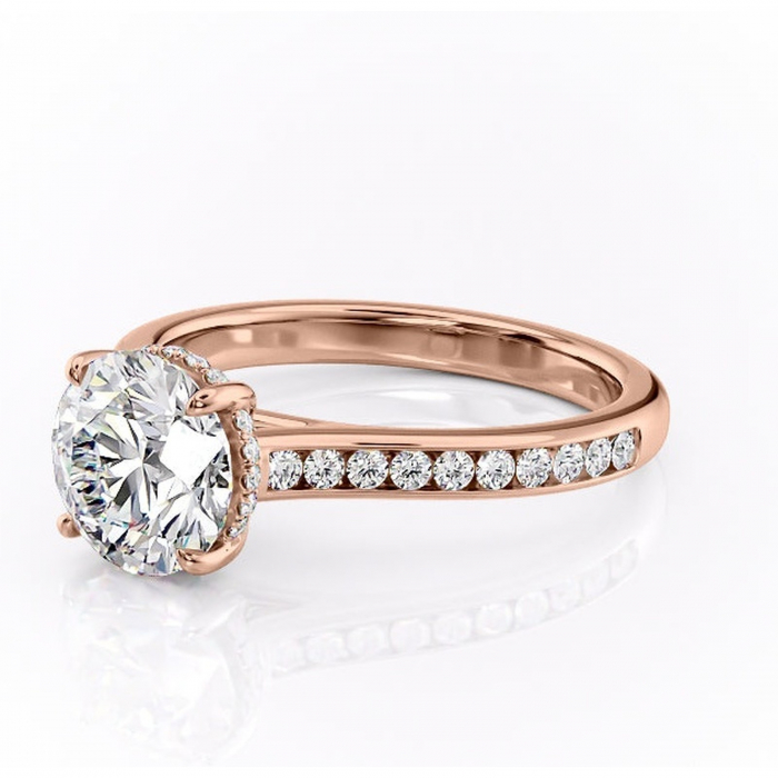 Inel de logodnă Perla din aur Rose 14kt cu moissanite tăietură rotundă – Montură cu canal rafinată pentru profil înalt | Personalizează și configurează gratuit online [7]