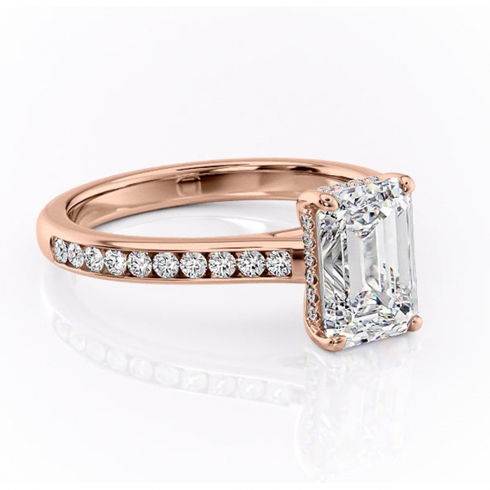 Inel de logodnă Perla din aur Rose 14kt cu moissanite tăietură smarald – Montură cu canal rafinată pentru profil înalt | Personalizează și configurează gratuit online [1]