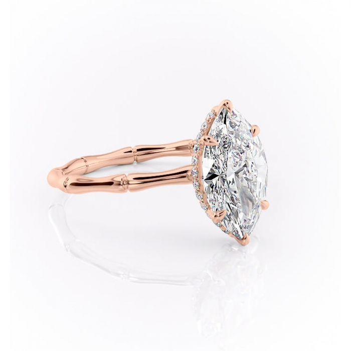 Inel de logodnă Poppy din aur Rose 18kt cu moissanite tăietură marquise – Solitar rafinată pentru profil înalt | Personalizează și configurează gratuit online [1]