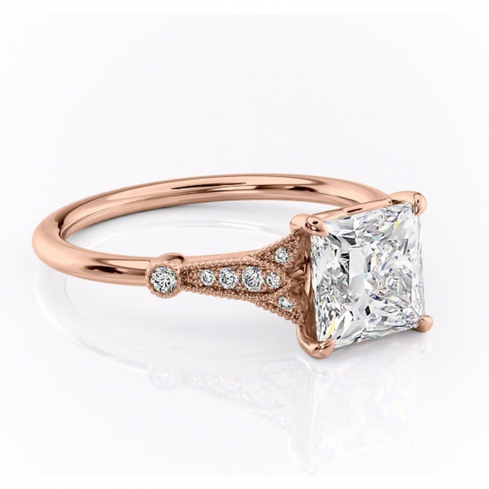 Inel de logodnă Quartzelle din aur Rose 18kt cu moissanite tăietură princess – Pietre laterale rafinată pentru profil înalt | Personalizează și configurează gratuit online [1]