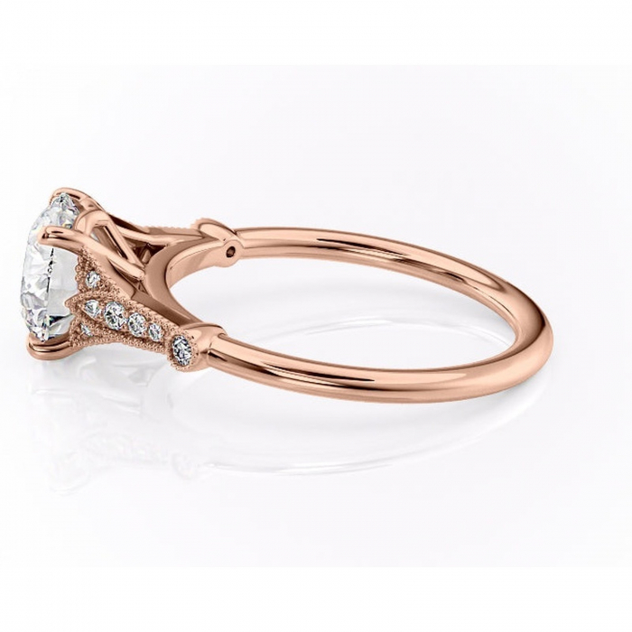 Inel de logodnă Quartzelle din aur Rose 14kt cu moissanite tăietură rotundă – Pietre laterale rafinată pentru profil înalt | Personalizează și configurează gratuit online [6]