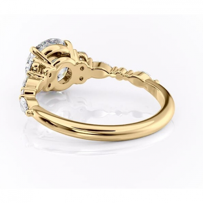 Inel de logodnă Rosamund din aur Galben 14kt cu moissanite tăietură rotundă – Pietre laterale rafinată pentru profil mediu | Personalizează și configurează gratuit online [4]