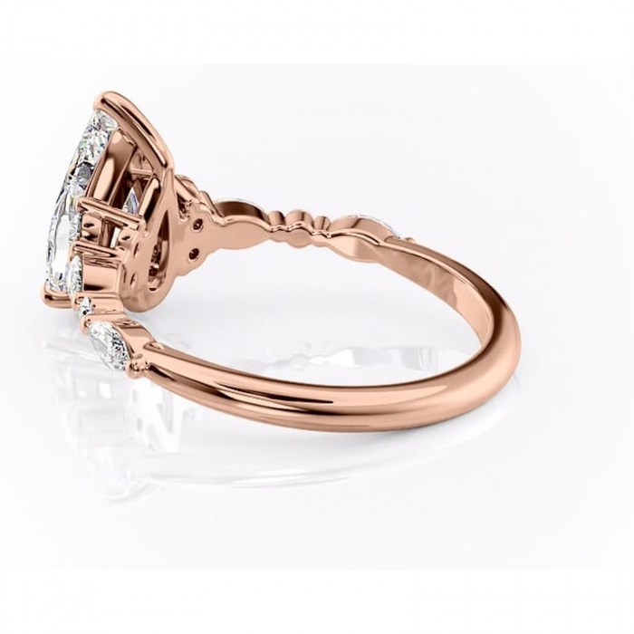 Inel de logodnă Rosamund din aur Rose 18kt cu moissanite tăietură pară – Pietre laterale rafinată pentru profil mediu | Personalizează și configurează gratuit online [5]