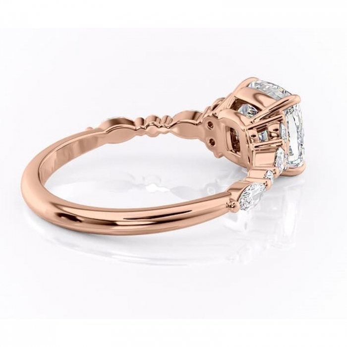 Inel de logodnă Rosamund din aur Rose 18kt cu moissanite tăietură pernă – Pietre laterale rafinată pentru profil mediu | Personalizează și configurează gratuit online [3]
