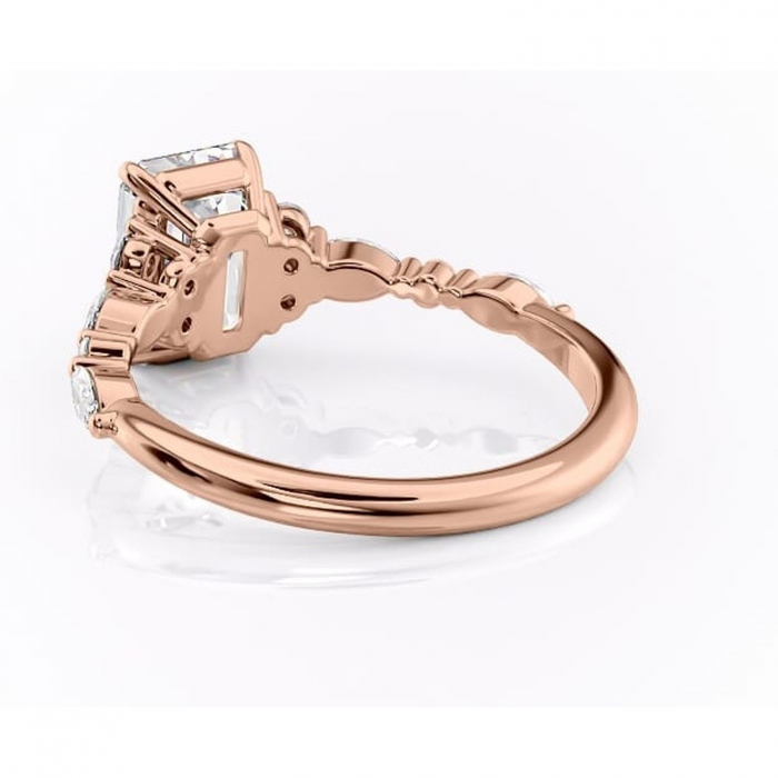 Inel de logodnă Rosamund din aur Rose 14kt cu moissanite tăietură smarald – Pietre laterale rafinată pentru profil mediu | Personalizează și configurează gratuit online [4]