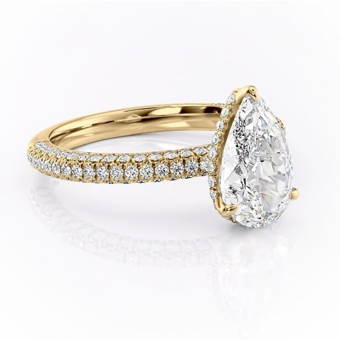 Inel de logodnă Rosewyn din aur Galben 18kt cu moissanite tăietură pară – Montură pavé rafinată pentru profil înalt | Personalizează și configurează gratuit online [1]