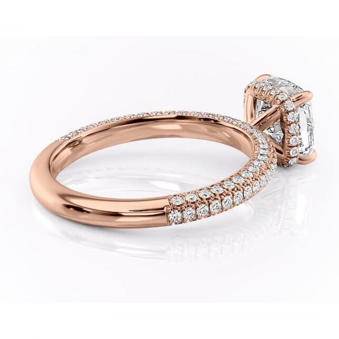 Inel de logodnă Rosewyn din aur Rose 18kt cu moissanite tăietură pernă – Montură pavé rafinată pentru profil înalt | Personalizează și configurează gratuit online [3]