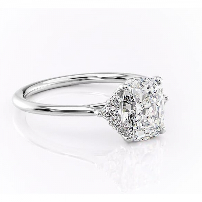 Inel de logodnă Rowena din aur Alb 14kt cu moissanite tăietură pernă – Montură cu trei pietre rafinată pentru profil înalt | Personalizează și configurează gratuit online [1]