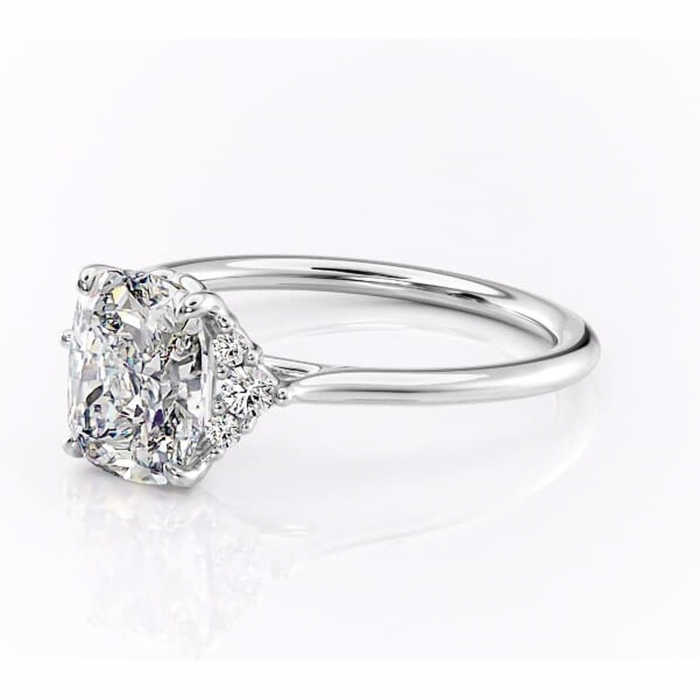 Inel de logodnă Rowena din aur Alb 14kt cu moissanite tăietură pernă – Montură cu trei pietre rafinată pentru profil înalt | Personalizează și configurează gratuit online [7]