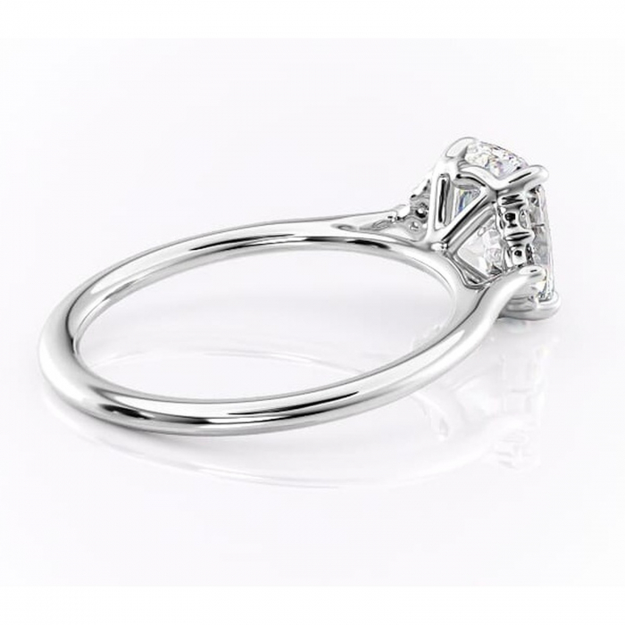 Inel de logodnă Rowena din aur Alb 14kt cu moissanite tăietură pernă – Montură cu trei pietre rafinată pentru profil înalt | Personalizează și configurează gratuit online [3]
