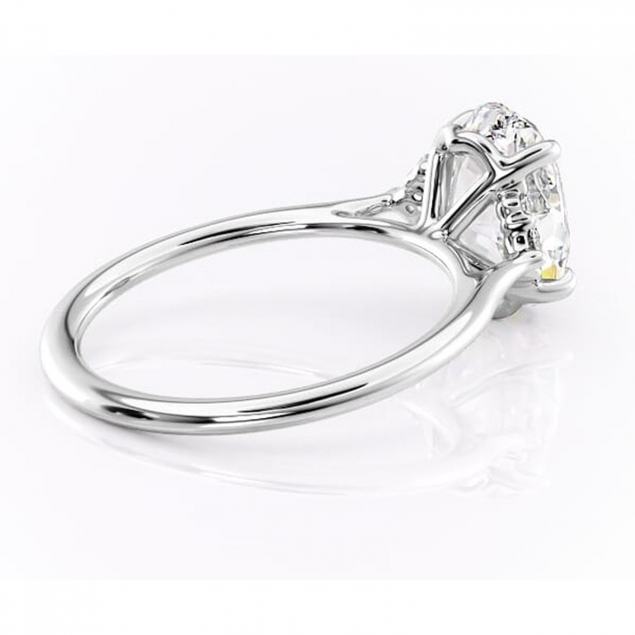 Inel de logodnă Rowena din aur Alb 14kt cu moissanite tăietură ovală – Montură cu trei pietre rafinată pentru profil înalt | Personalizează și configurează gratuit online [3]