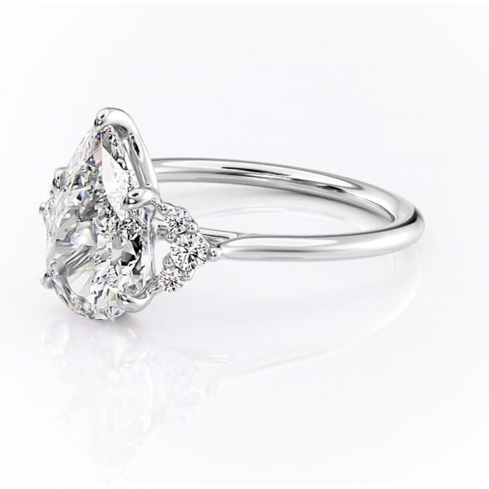 Inel de logodnă Rowena din aur Alb 14kt cu moissanite tăietură pară – Montură cu trei pietre rafinată pentru profil înalt | Personalizează și configurează gratuit online [7]
