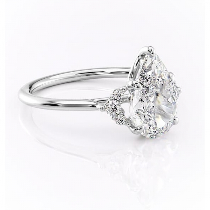 Inel de logodnă Rowena din aur Alb 14kt cu moissanite tăietură pară – Montură cu trei pietre rafinată pentru profil înalt | Personalizează și configurează gratuit online [1]