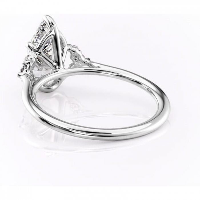 Inel de logodnă Rowena din aur Alb 14kt cu moissanite tăietură pară – Montură cu trei pietre rafinată pentru profil înalt | Personalizează și configurează gratuit online [4]