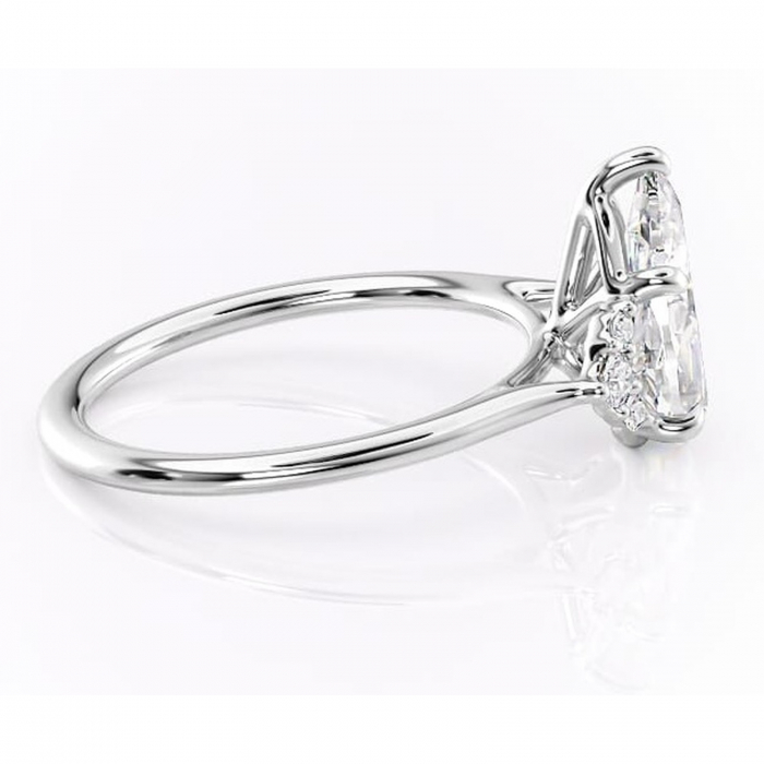 Inel de logodnă Rowena din aur Alb 14kt cu moissanite tăietură pară – Montură cu trei pietre rafinată pentru profil înalt | Personalizează și configurează gratuit online [2]