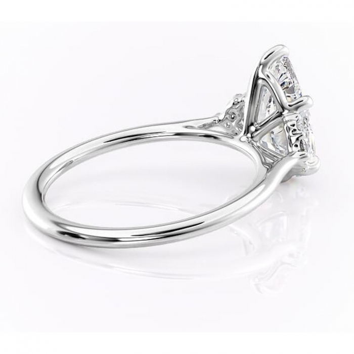 Inel de logodnă Rowena din aur Alb 14kt cu moissanite tăietură pară – Montură cu trei pietre rafinată pentru profil înalt | Personalizează și configurează gratuit online [3]