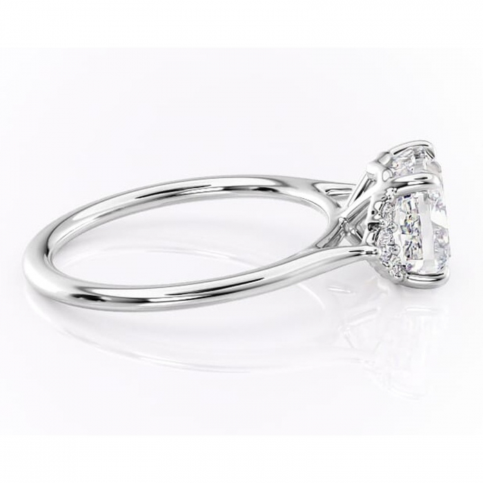 Inel de logodnă Rowena din aur Alb 14kt cu moissanite tăietură pernă – Montură cu trei pietre rafinată pentru profil înalt | Personalizează și configurează gratuit online [2]