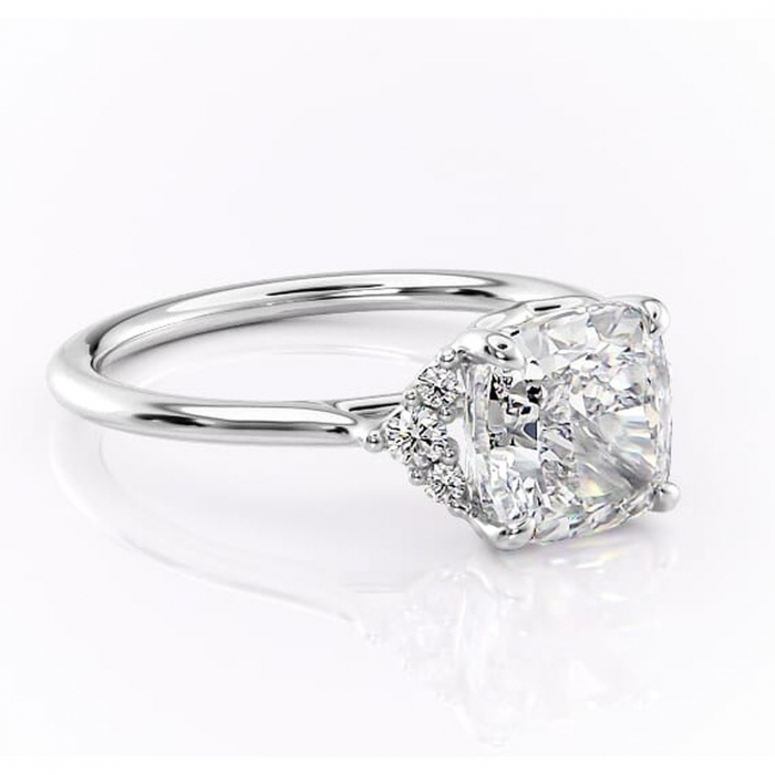 Inel de logodnă Rowena din aur Alb 14kt cu moissanite tăietură pernă – Montură cu trei pietre rafinată pentru profil înalt | Personalizează și configurează gratuit online [1]