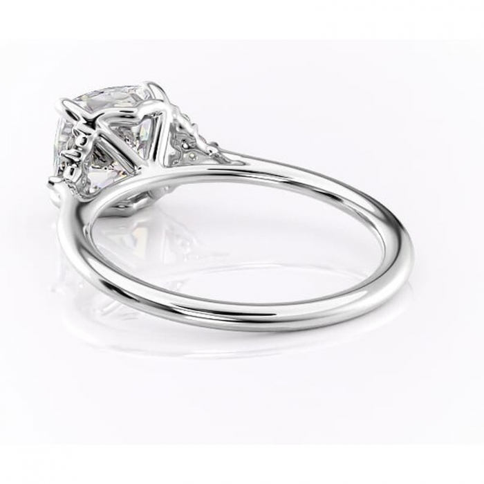 Inel de logodnă Rowena din aur Alb 14kt cu moissanite tăietură pernă – Montură cu trei pietre rafinată pentru profil înalt | Personalizează și configurează gratuit online [4]