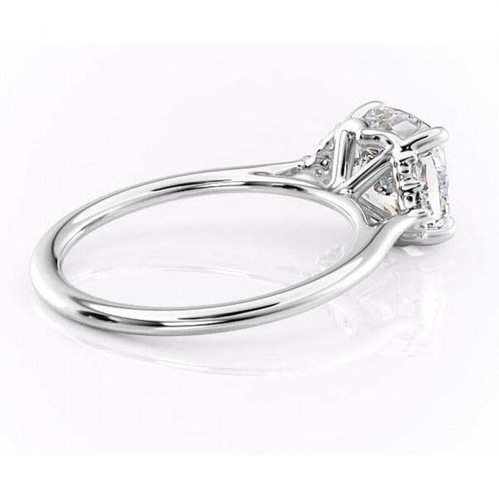Inel de logodnă Rowena din aur Alb 14kt cu moissanite tăietură pernă – Montură cu trei pietre rafinată pentru profil înalt | Personalizează și configurează gratuit online [3]