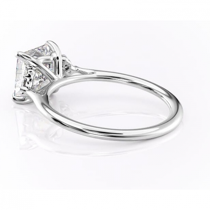 Inel de logodnă Rowena din aur Alb 14kt cu moissanite tăietură princess – Montură cu trei pietre rafinată pentru profil înalt | Personalizează și configurează gratuit online [5]