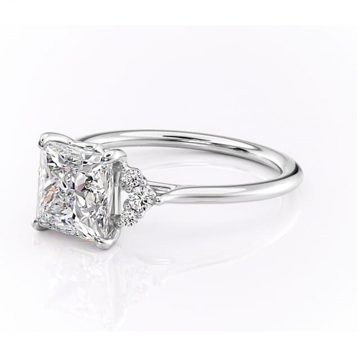 Inel de logodnă Rowena din aur Alb 14kt cu moissanite tăietură princess – Montură cu trei pietre rafinată pentru profil înalt | Personalizează și configurează gratuit online [7]