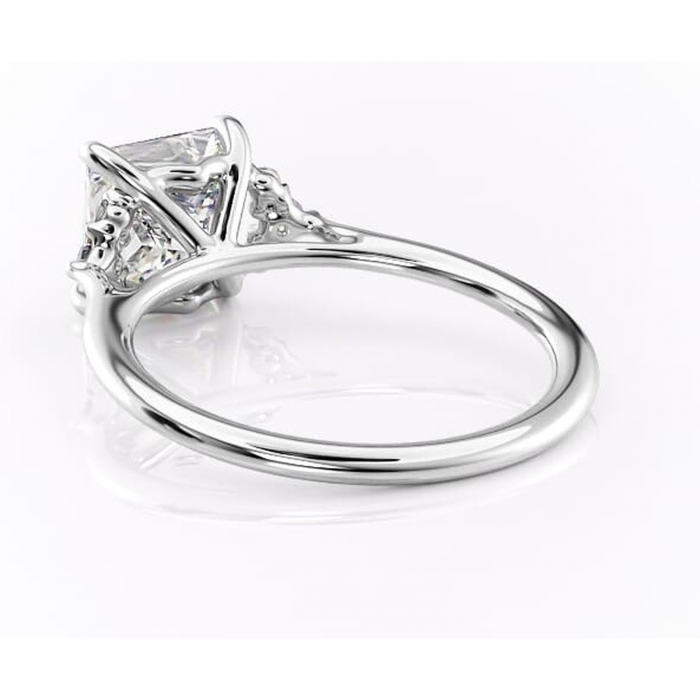 Inel de logodnă Rowena din aur Alb 14kt cu moissanite tăietură princess – Montură cu trei pietre rafinată pentru profil înalt | Personalizează și configurează gratuit online [4]