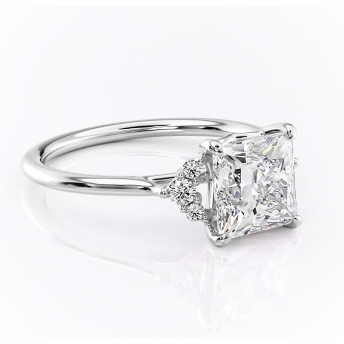 Inel de logodnă Rowena din aur Alb 14kt cu moissanite tăietură princess – Montură cu trei pietre rafinată pentru profil înalt | Personalizează și configurează gratuit online [1]