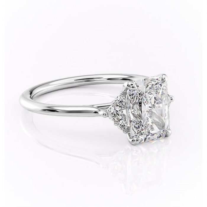 Inel de logodnă Rowena din aur Alb 14kt cu moissanite tăietură radiantă – Montură cu trei pietre rafinată pentru profil înalt | Personalizează și configurează gratuit online [1]