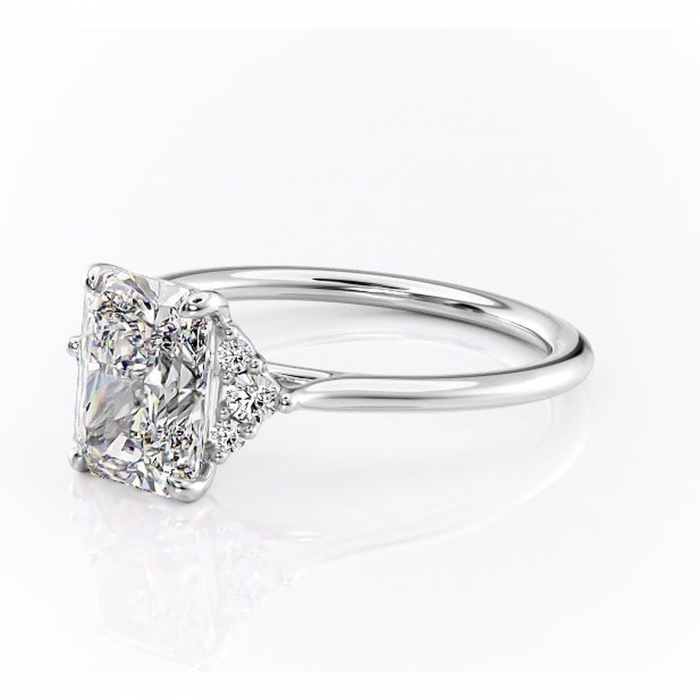 Inel de logodnă Rowena din aur Alb 14kt cu moissanite tăietură radiantă – Montură cu trei pietre rafinată pentru profil înalt | Personalizează și configurează gratuit online [7]