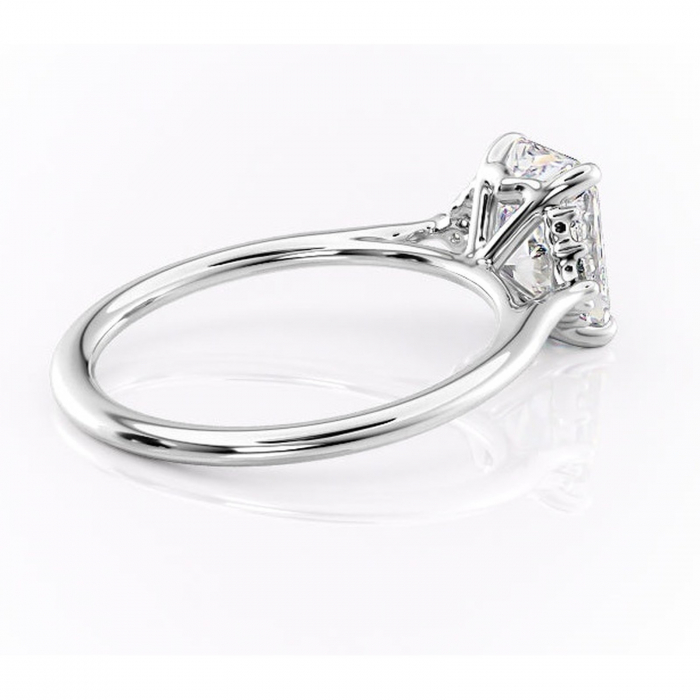 Inel de logodnă Rowena din aur Alb 14kt cu moissanite tăietură radiantă – Montură cu trei pietre rafinată pentru profil înalt | Personalizează și configurează gratuit online [3]
