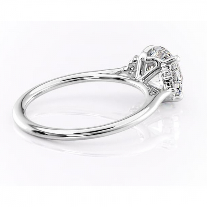 Inel de logodnă Rowena din aur Alb 14kt cu moissanite tăietură rotundă – Montură cu trei pietre rafinată pentru profil înalt | Personalizează și configurează gratuit online [3]