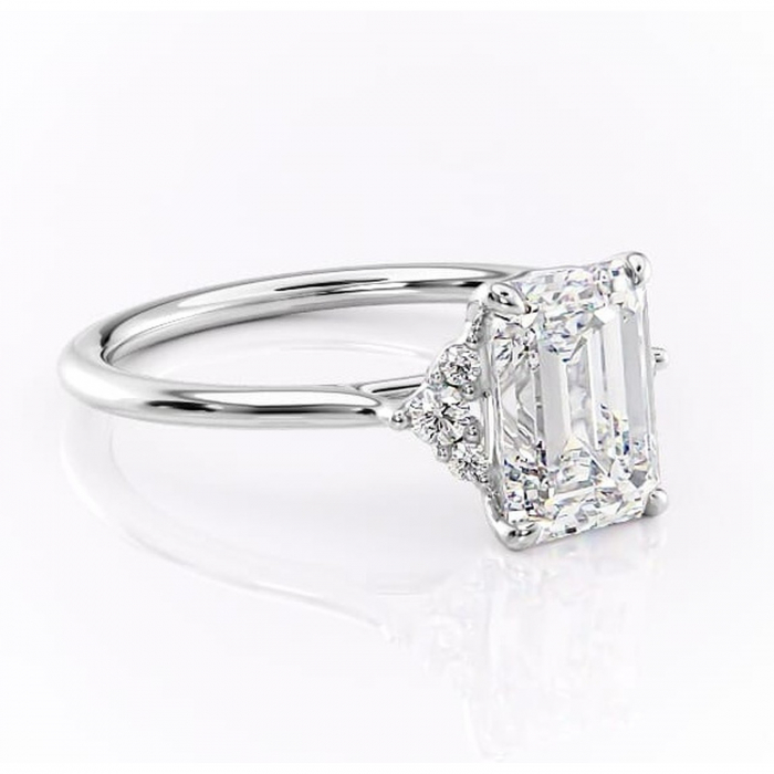 Inel de logodnă Rowena din aur Alb 14kt cu moissanite tăietură smarald – Montură cu trei pietre rafinată pentru profil înalt | Personalizează și configurează gratuit online [1]