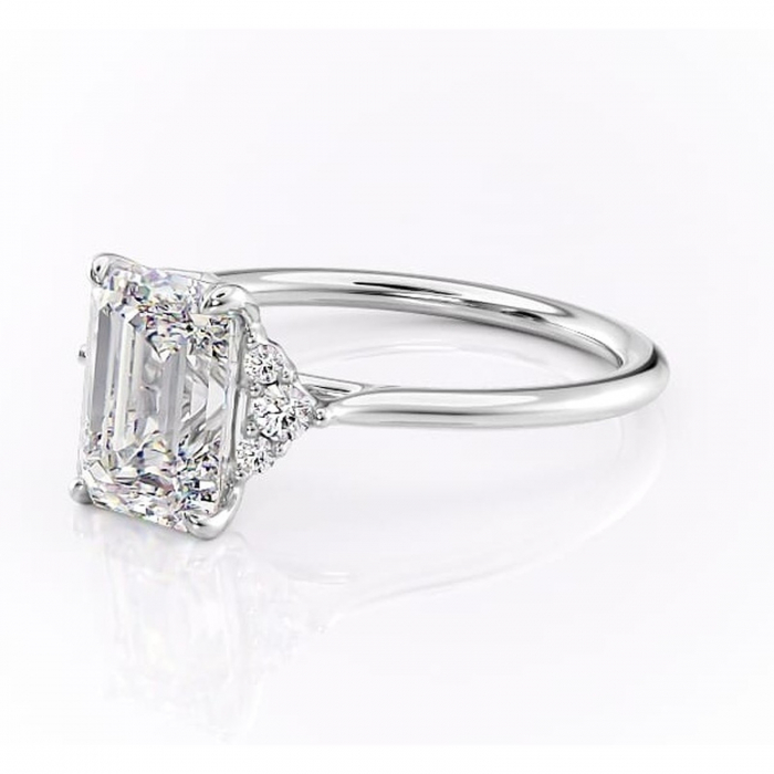 Inel de logodnă Rowena din aur Alb 14kt cu moissanite tăietură smarald – Montură cu trei pietre rafinată pentru profil înalt | Personalizează și configurează gratuit online [7]