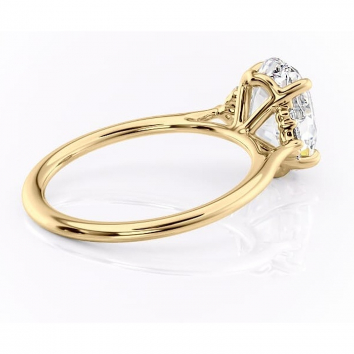 Inel de logodnă Rowena din aur Galben 18kt cu moissanite tăietură ovală – Montură cu trei pietre rafinată pentru profil înalt | Personalizează și configurează gratuit online [3]