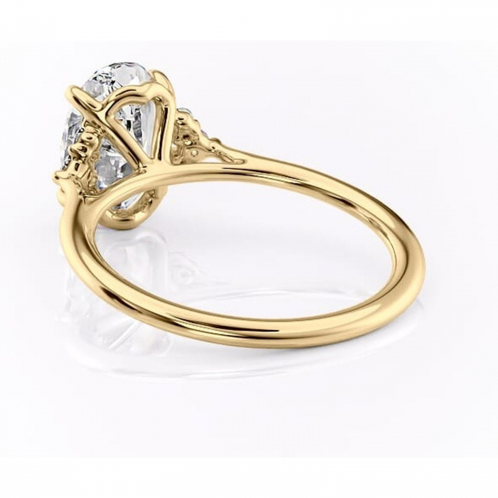 Inel de logodnă Rowena din aur Galben 18kt cu moissanite tăietură ovală – Montură cu trei pietre rafinată pentru profil înalt | Personalizează și configurează gratuit online [4]